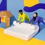 personnes qui roulent un matelas en mousse