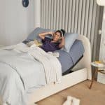 jeune femme couchée dans son lit