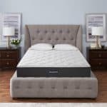 lit avec un matelas sans draps