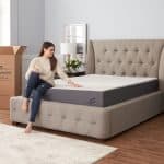 femme sur un matelas