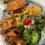 Assiette de hamburger et salade