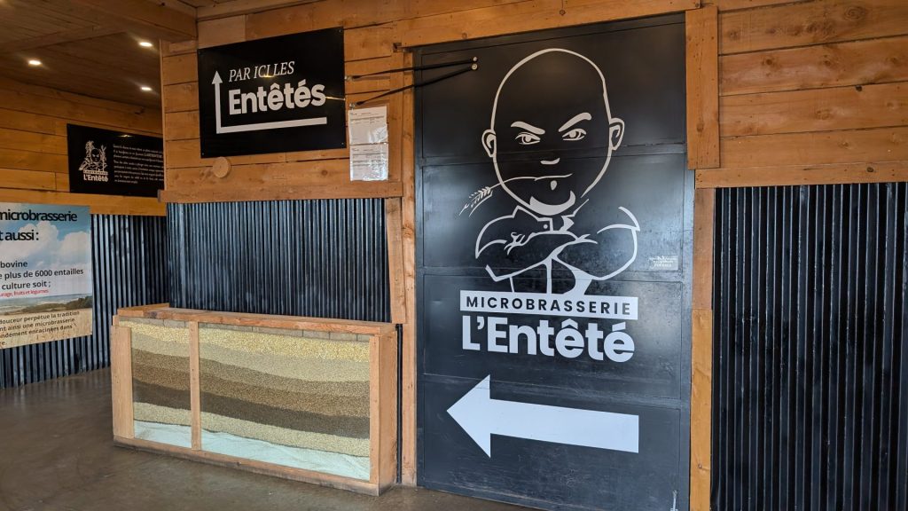 Accueil de la microbrasserie L'Entêté à Mirabel