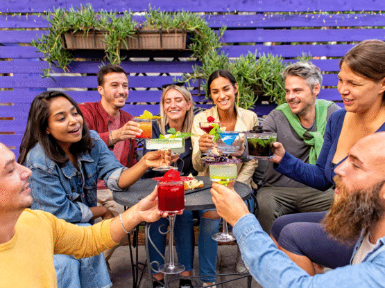 Groupe d’amis partageant un verre sur une terrasse, une idée de sortie avec Bonifi